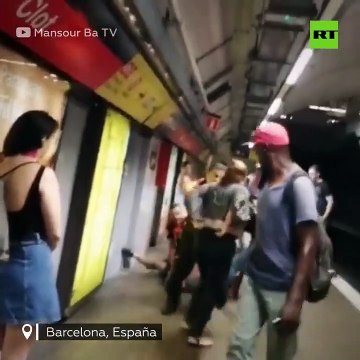 Carteristas muerden y patean a vigilantes del metro de Barcelona