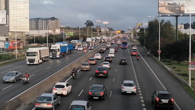 Vehículos colapsan accesos a A Coruña por cierre central de As Pontes
