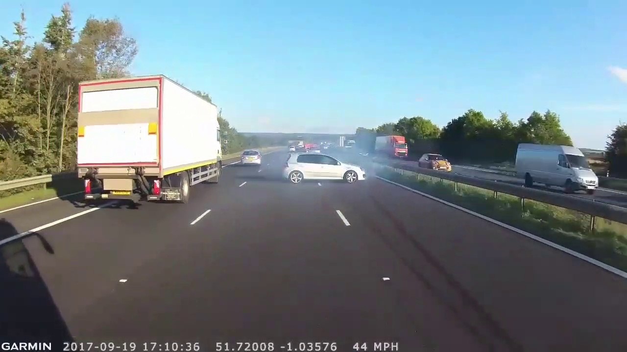 Un conducteur de bus a un réflexe incroyable sur l'autoroute...