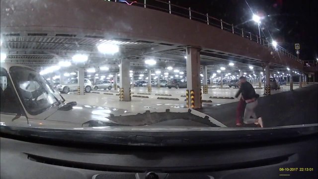 Il s'amusent sur un capot de voiture et vont le regretter