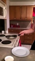 Une omelette qui est bien décidée à ne pas se faire manger