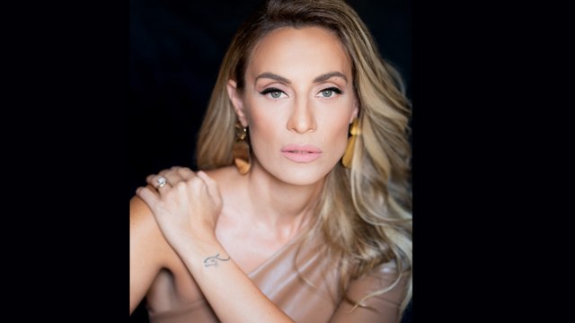 Μεσάνυχτα: Πρεμιέρα για την Ελεονώρα Μελέτη! Το καλωσόρισμα στους τηλεθεατές και οι καλεσμένοι