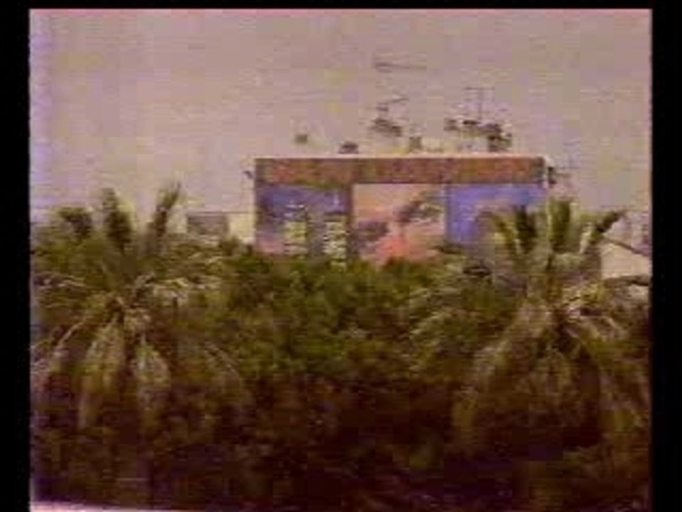 (Humour) JEAN-CLAUDE VANDAMME Aware