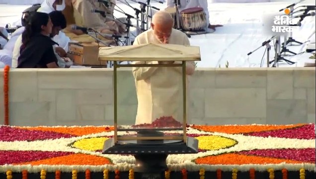 मोदी ने राजघाट पर राष्ट्रपिता महात्मा गांधी और विजयघाट पर लालबहादुर शास्त्री को श्रद्धांजलि दी