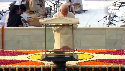 मोदी ने राष्ट्रपिता महात्मा गांधी और लालबहादुर शास्त्री को श्रद्धांजलि दी