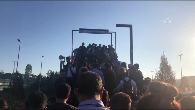 Altunizade metrobüs durağında yoğunluk (1) - İSTANBUL