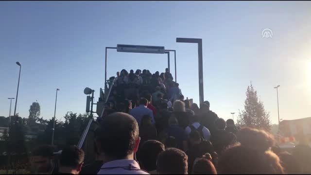 Altunizade metrobüs durağında yoğunluk (1)
