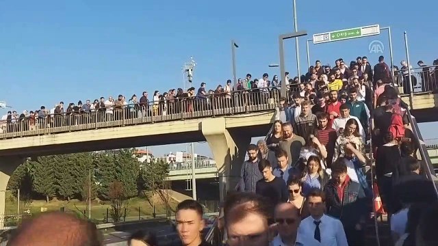 Altunizade metrobüs durağında yoğunluk (2) - İSTANBUL