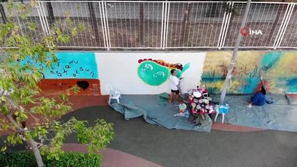 Kadın muhtar 50 ressamla caddenin duvarlarını tuvale çevirdi