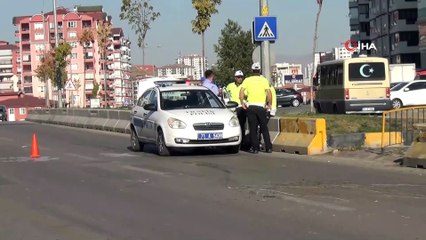 Minibüs önce yaya geçidindeki yaşlı adama sonra refüje çarptı: 1'i ağır 3 yaralı