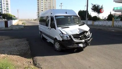 Diyarbakır'da öğrenci servisiyle otomobil çarpıştı; 9 yaralı