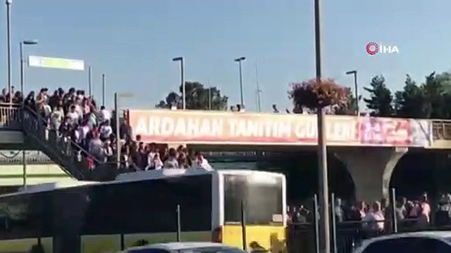 Altunizade Metrobüs Durağında Aşırı Yoğunluk Yaşanıyor
