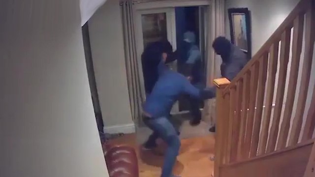 Un homme repousse 3 cambrioleurs qui s'introduisent chez lui