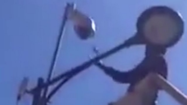 Des dealers utilisent un élévateur pour casser une caméra qui filme leur point de vente