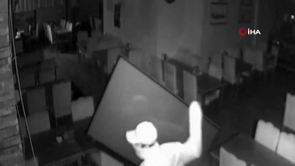 İş yerinden televizyon ve laptop çalan şahıslar kamerada