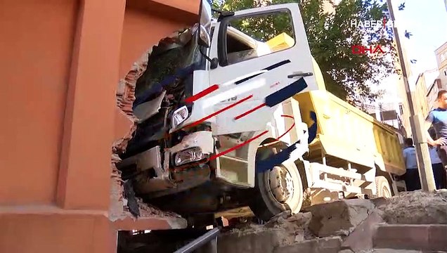 Kamyon binaya çarptı, faciadan kıl payı dönüldü