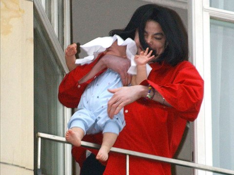 Voici ce qu'est devenu le bébé de Michael Jackson suspendu au balcon