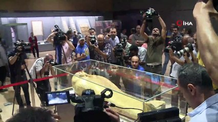 - Mısır, 2 bin 100 yıllık antik yaldızlı tabutu sergiledi