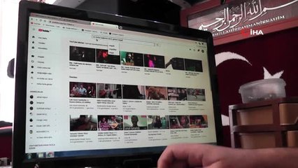 Türkiye'ye saz çalmayı internet üzerinden öğretiyor