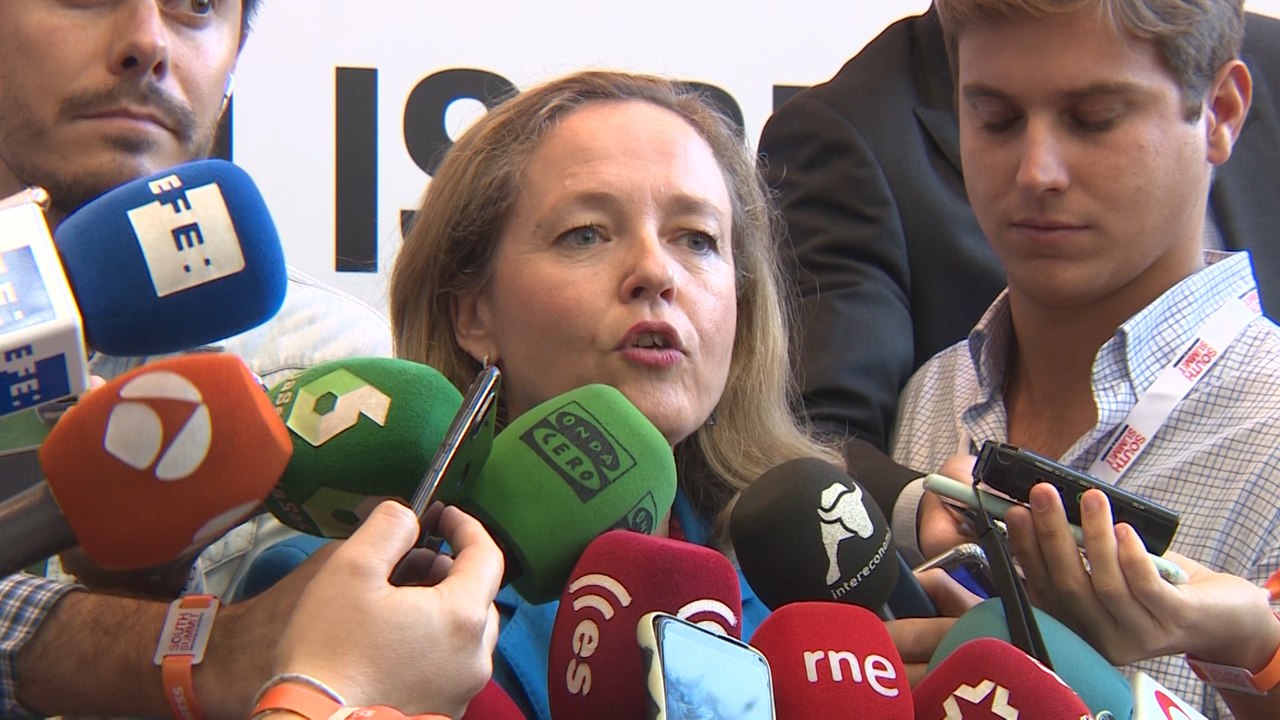 Calviño ve elementos "bastante positivos" en los datos del paro