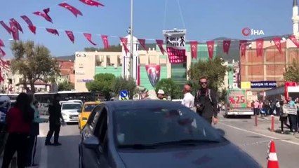 Drone ile yaya geçidinde pankart açtılar