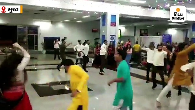 સુરત એરપોર્ટ પર એરલાઈન્સના સ્ટાફ અને મુસાફરો મનમુકીને ગરબે ઘુમ્યા