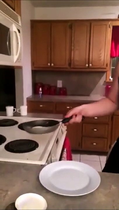 Retournage d'une omelette comme un pro !