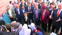 Hakkari'deki aşiret liderleri ve kanaat önderlerinden HDP önündeki ailelere destek ziyareti