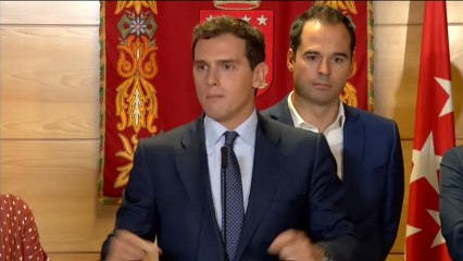 Rivera pide una reunión de Estado a Pedro Sánchez para que "rectifique y apoyen la moción de censura" en Cataluña