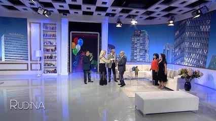 Hyjne duke kenduar ne studio, artistet surprizojne Luan Zhegun per 70-vjetor