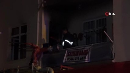 Evi yanan yaşlı çifti komşuları kurtardı