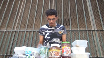 طالب يبيع السندوتشات داخل الجامعة : عمري ماحسيت بحرج من زملائي