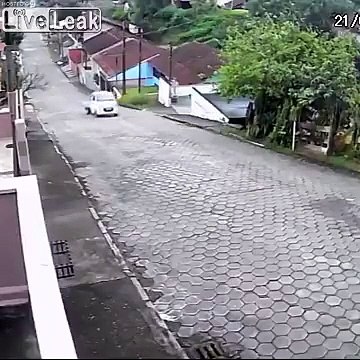 Gaz gratuit ! Cette camionnette perd son chargement de bonbonnes de gaz