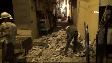 Descargar video: Beyoğlu'nda çökme tehlikesi sebebiyle boşaltılan tarihi binanın kolonları güçlendirildi