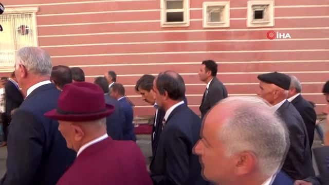 Hakkari'deki aşiret liderleri ve kanaat önderlerinden HDP önündeki ailelere destek ziyareti