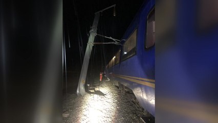 폭우로 유입된 토사에 영동선 열차 탈선...다친 사람 없어 / YTN