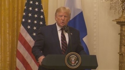 Trump explota contra los demócratas y los medios por posible juicio político