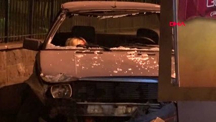 Virajda savrulan otomobil, mermer saksılara çarptı: 2 yaralı