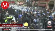 Policias encapsulan a encapuchados durante marcha