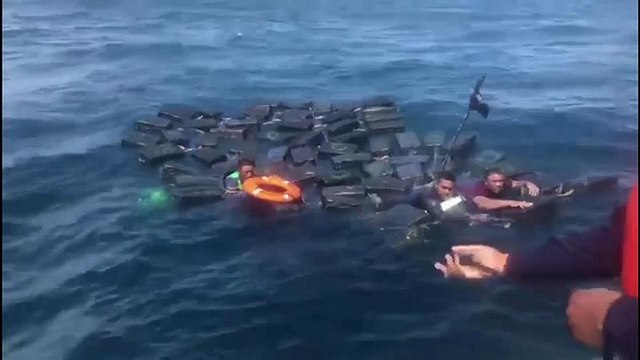 Rescatan del mar a tres narcotraficantes aferrados a una balsa de cocaína