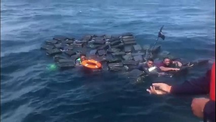 Rescatan del mar a tres narcotraficantes aferrados a una balsa de cocaína