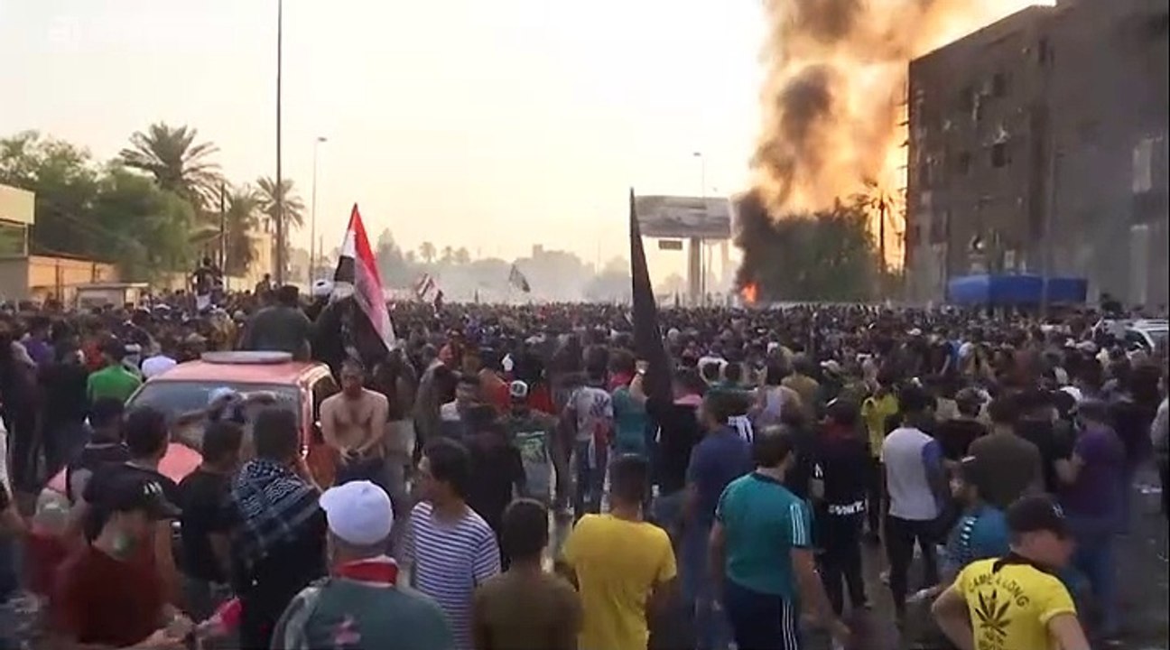 28 قتيلاً على الأقل في احتجاجات العراق وحظر تجو...