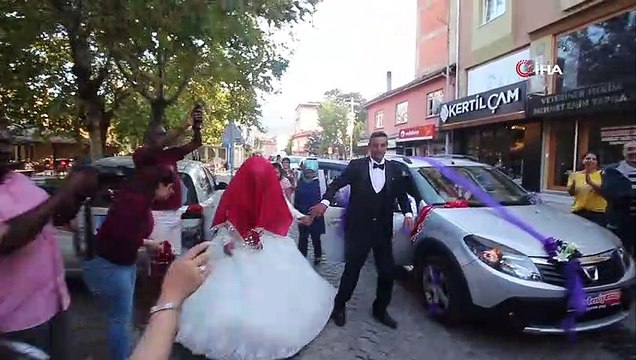 Yabancı turistler düğün arabasının önünü kesti, gelin ve damadı araçtan indirip çiftetelli oynadı