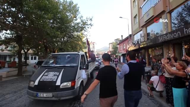 Yabancı turistler düğün arabasının önünü kesti, gelin ve damadı araçtan indirip çiftetelli oynadı