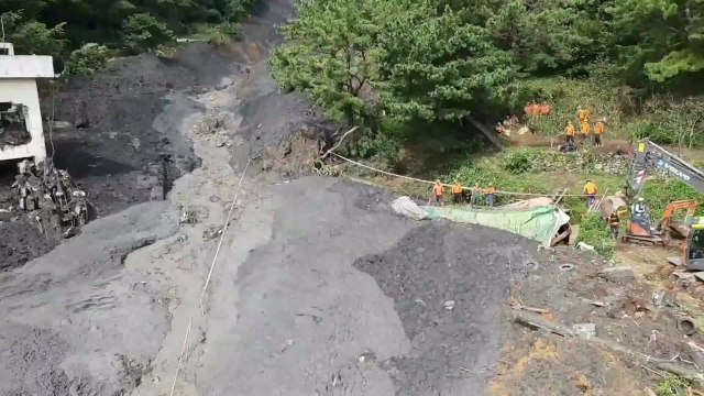 부산 산사태, 일가족 등 4명 매몰 ...긴급 구조작업 / YTN