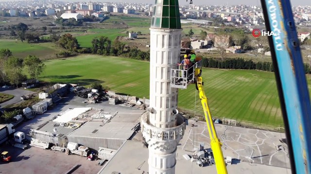 Arnavtköy'de depremde hasar gören caminin minaresi sökülüyor