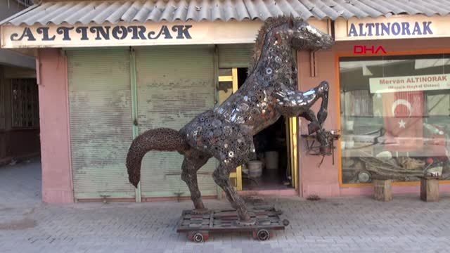 Hatay hurda malzemelerle bu kez yarım tonluk at heykeli yaptı