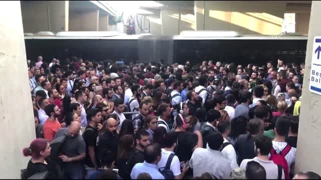 Zincirlikuyu Metrobüs durağında yoğunluk yaşanıyor