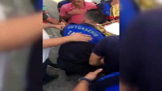 Adana zabıta seyyar satıcının incirlerini döktü, çevredekiler tepki gösterdi