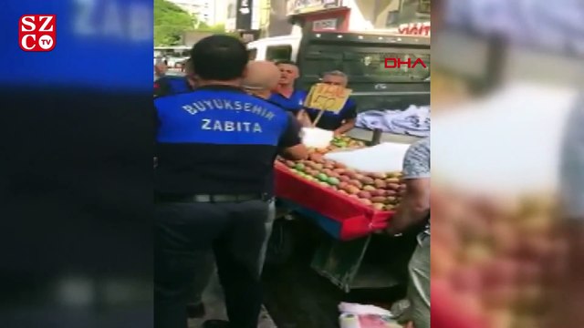 Zabıta seyyar satıcının incirlerini döktü, çevredekiler para verdi